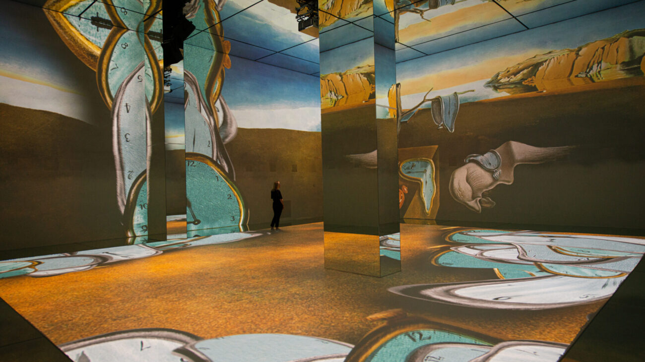 Frameless Immersive Art Experience Beyond Reality